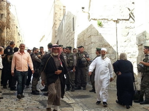  الإعتداء بالرصاص المطاطي وقنابل الصوت على المتواجدين في محيط الاقصى 